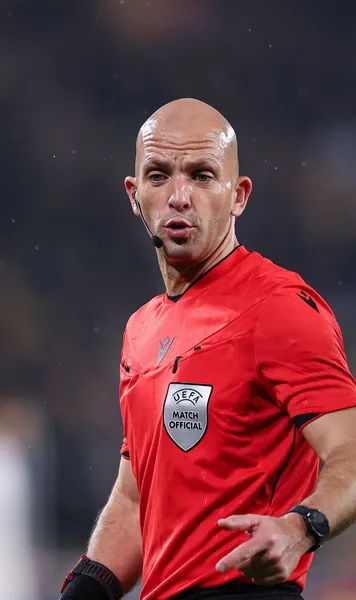 Cine arbitrează România - Bosnia  Răzvan Marin a fost protagonistul unui moment aparte sub privirile  „centralului” ales de UEFA