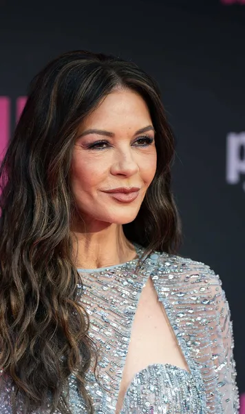 „Ar arunca cu cărămizi în mine acolo”  Motivul pentru care actrița Catherine Zeta-Jones  refuză să meargă la meciurile lui Wrexham