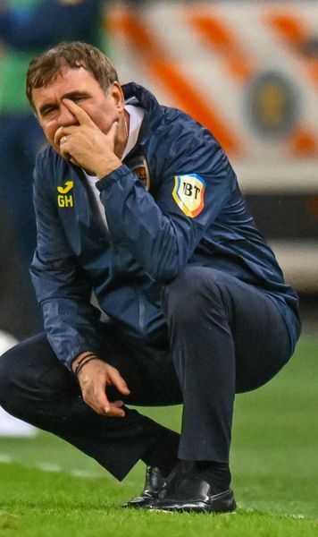 Furios, uluit, statuie!    Reacțiile lui Gică Hagi după cele trei goluri  primite în prima repriză cu Bosnia. Erori peste erori!