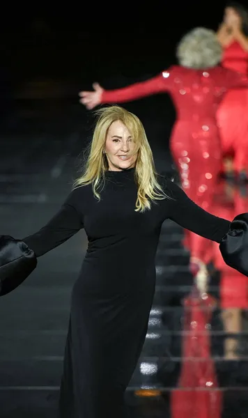 Apariție spectaculoasă!   FOTO:   Nadia Comăneci  a defilat alături de Kendall Jenner, Jane Fonda și Eva Longoria la Paris Fashion Week