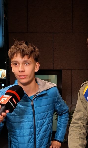 Polonezii sunt fani Hagi    VIDEO.  Au venit cu tricoul României pentru a lua  un autograf  de la „Rege”, pe care l-au cunoscut pe FIFA