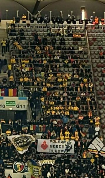 „Inima Europei”    FOTO.  Bannerul afișat de  fanii României  la Varșovia i-a impresionat pe polonezi