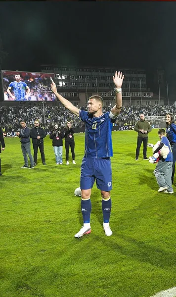Dzeko s-a retras din națională   VIDEO+FOTO.  Momente emoționante la Zenica! Legendarul atacant  și-a făcut coechipierii să plângă