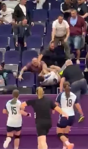 Scene șocante la handbal    FOTO.  Părinții  s-au luat la bătaie  în tribune la un meci de juniori din Timișoara