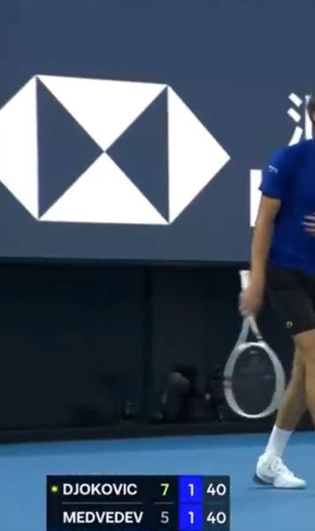 Djokovic, batjocorit de Medvedev   FOTO.  Gestul făcut de rus la adresa lui Nole  în meciul în care a fost descalificat