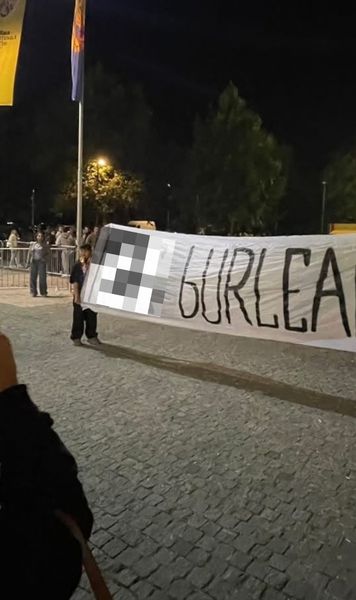 Scene revoltătoare după România - Suedia   FOTO.   Banner vulgar  împotriva lui Burleanu ținut de doi copii