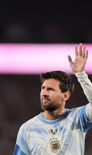 Ce i-a scris Ronaldo lui Messi  Comentariul lui Cristiano +  Singurul fotbalist  menționat de Leo în postarea despre retragere