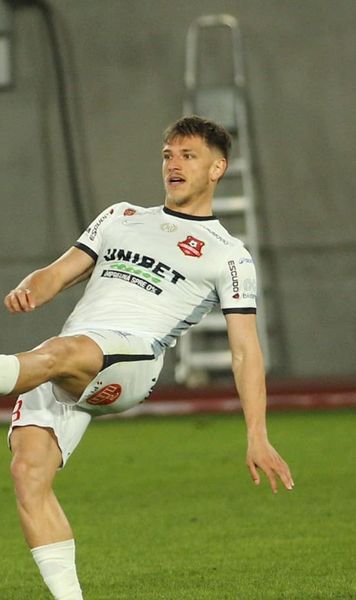 Prezentat în Superliga  Jucătorul cu 3 retrogradări consecutive a semnat la 10 zile după  ce era dat ca și transferat în Italia
