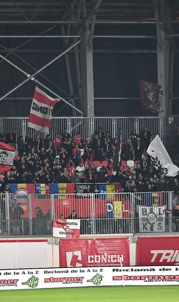 Ce au strigat fanii lui Dinamo   Măsuri întârziate la Sf. Gheorghe. Jocul s-a oprit abia la  al treilea val de scandări xenofobe și obscene