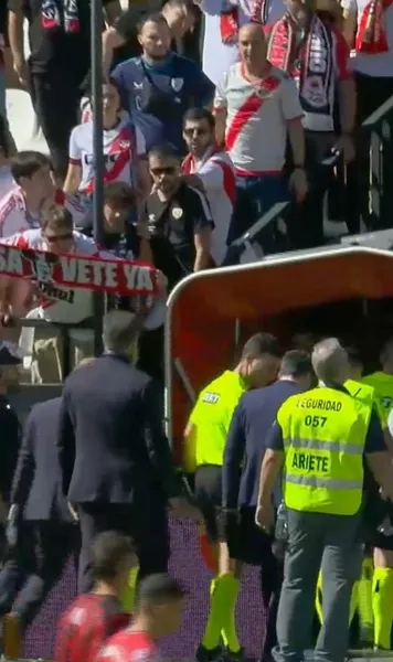 Meciul lui Rayo, suspendat   VIDEO + FOTO.  Protestul fanilor echipei lui Rațiu a creat haos!  Arbitrul a suspendat definitiv partida după 20 de minute!