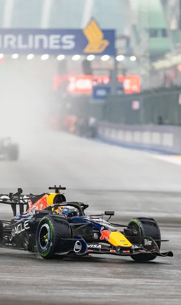 Verstappen, pe val  A câștigat și sprintul din Singapore + Norris și Piastri,  ciocnire în ultimul tur!