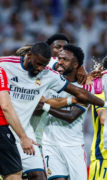 Vinicius, gest șocant   FOTO.  Starul lui Real Madrid a luat „roșu” direct.  Trei coechipieri l-au ținut!  Ce s-a întâmplat