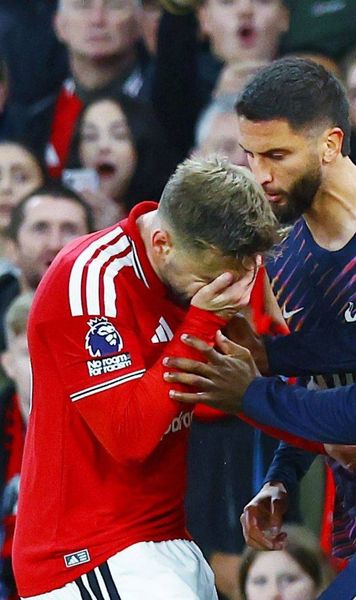 Scandal în Premier League   FOTO.  Rodrigo Bentancur, eliminat după ce  l-a lovit cu capul  pe Luke Shaw