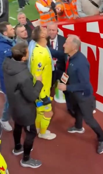 Scandal pe Anfield   FOTO:  Portarul lui City, filmat în timp ce  se ceartă cu fanii „cormoranilor”.  De la ce a pornit conflictul