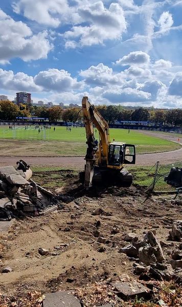 Șantier la Hunedoara    FOTO.  A început  demolarea vechiului stadion  al Corvinului » Când vor fi gata lucrările