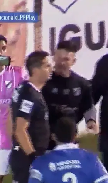 Moment incredibil   FOTO.  Arbitrul a anulat un penalty după ce a văzut  reluarea pe telefonul unui jucător