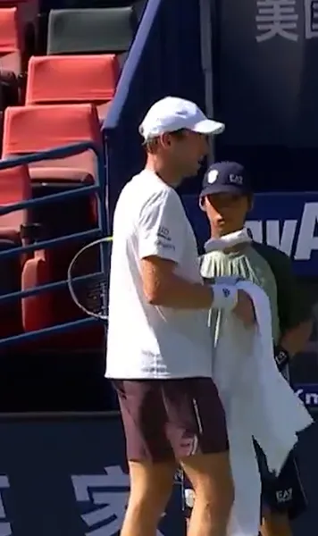 Rafael Jodar, un nou derapaj!   VIDEO.  Și-a vărsat frustrarea pe  un copil de mingi  și s-a certat cu arbitrul: „Nu le vorbim așa!”