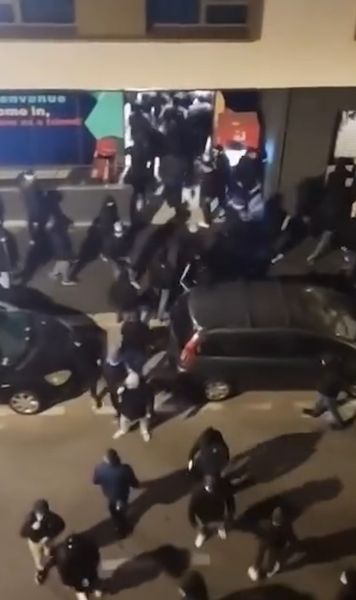Au luat hotelurile la rând!   VIDEO.  Ultrașii lui Marseille și AEK,  în căutarea rivalilor  de la Olympiacos. Scandal în Europa League