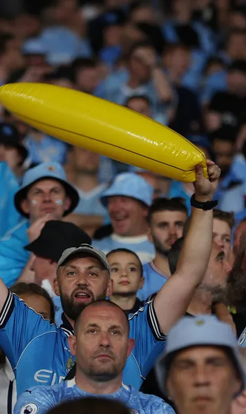 „Industrie de 1 miliard $”   Fostul idol al lui Man. City face o avere din  revenirea bananelor gonflabile  pe stadion