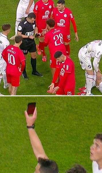 Premieră în fotbal   FOTO.  Un arbitru  a renunțat la cartonașele clasice.  Ce a folosit în schimb