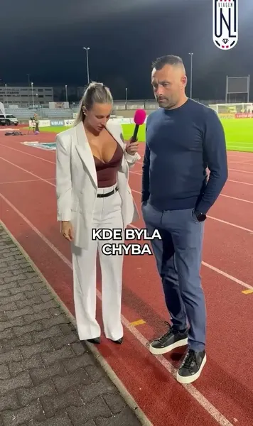 Jucătorii și antrenorii nu se pot uita la ea 😅   VIDEO+FOTO.  Jurnalista din Cehia care a devenit virală se apără:  „Nu cred că mă îmbrac provocator”