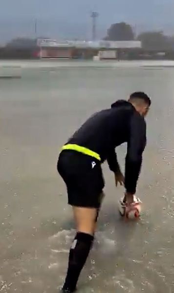 „Domnu' arbitru, jucăm sau nu?” 😅   FOTO+VIDEO.  Meci din Spania,  amânat din cauza inundațiilor:  „Eu aș mai face o probă ca să fiu sigur”