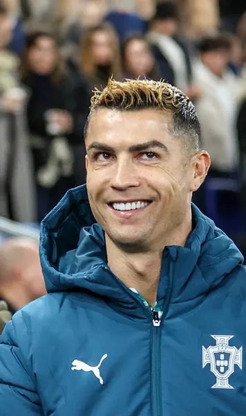 Plătește cât ar clipi!   De cât timp are nevoie Ronaldo să joace  pentru a plăti amenda federației portugheze: „Achită în rate?”😁