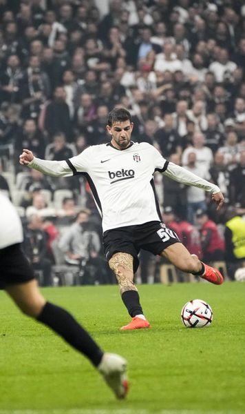 Românul agresiv, eliminat!   FOTO.   Umit Akdag a lăsat Beșiktaș în 10  la primul meci ca titular. Certat de antrenor după atacul fără sens