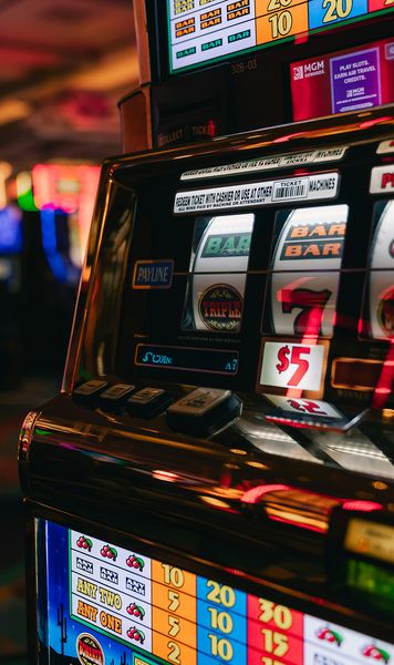 Păcănele gratis  la Napoleon Games: cum poți încerca online jocurile unui  casino nou în România