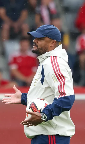 Kompany, spitalizat de urgență  Antrenorul  s-a prăbușit  la antrenamentul lui Bayern. Prima reacție a clubului