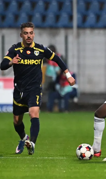 A făcut totul ca să fie eliminat!   FOTO.   A luat roșu ca să joace cu CFR și  a început să râdă!  S-a dat de gol după meci: „E o chestiune șireată”