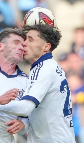 Gest oribil în Bundesliga   FOTO.   Și-a împins adversarul într-o ciocnire horror.  Transportat de urgență la spital!