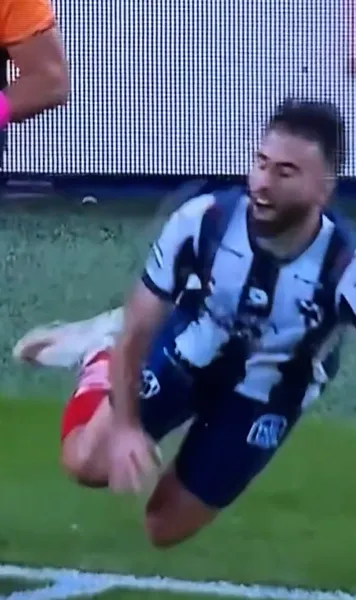 „Faultat” de arbitru!   VIDEO.  Moment incredibil. Jucătorul  a lovit asistentul,  apoi s-a prăbușit pe gazon și a protestat
