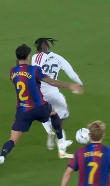 Controversă în Spania   FOTO.  Fault brutal în Barcelona - Real Madrid! Arbitrul  nu a acordat nici măcar „galben”