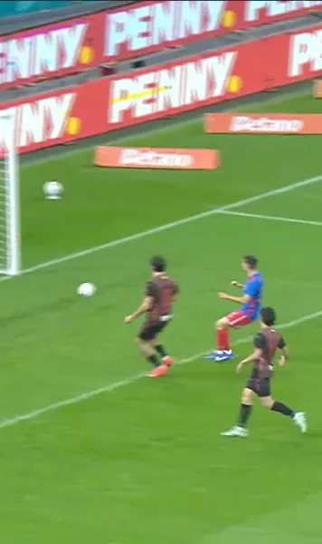 Cum a putut să rateze de acolo?!   FOTO:  Poziția incredibilă din care  Zandbergen  n-a reușit să dea gol în Dinamo - Chindia. Au urmat de alte 3 ocazii incredibile