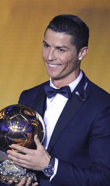 Cristiano Ronaldo, BOAT   L-a devansat pe Lionel Messi și și-a adjudecat  Ballon d'Or of All Time!  Care e sezonul care i-a adus premiul și cât a costat votul