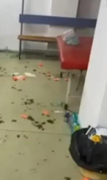 FCSB a lăsat dezastru în urmă   FOTO.  Imagini  din vestiarul  echipei lui Reghecampf după eșecul cu Gloria + Mesajul ironic al gazdelor