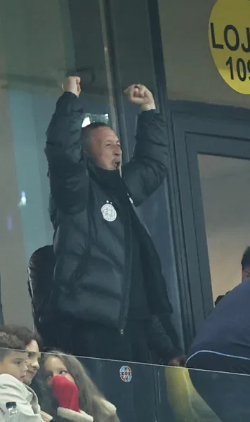 „Pentru 1.500 € săream eu!”   Câți bani avea, de fapt,  Mihai Stoica în geaca aruncată la derby-ul cu Rapid. Oficialul FCSB a lămurit situația