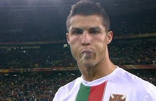 ​VIDEO Cristiano Ronaldo, fair-play zero/ Scuipa catre camera de luat vederi