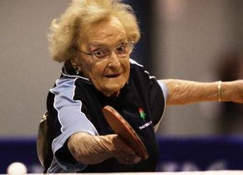 VIDEO Tinerete fara batranete/ Dorothy De Low (100 de ani) participa la CM de tenis de masa