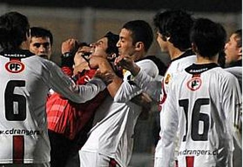 ​VIDEO De necrezut/ Arbitru strans de gat in liga a doua din Chile