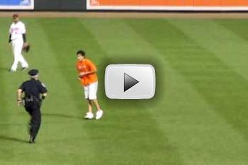 VIDEO Cea mai "lenesa" interventie a fortelor de ordine la un meci de baseball