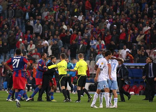 UEFA a hotarat: Steaua, amendata cu 30.000 de euro dupa incidentele cu Napoli