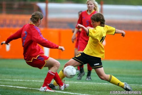 Fotbalul feminin din Romania: O poveste in care se joaca mai mult gratis, iar uneori fetele sunt "recompensate" cu cate o bataie