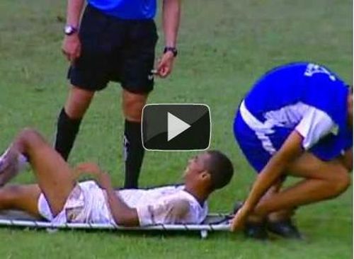 VIDEO Fotbalist brazilian, umilit de ajutoarele medicale