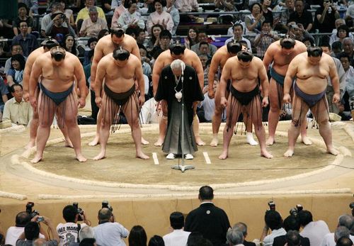 Scandal imens in Japonia - Imaginea sumo a fost patata de blaturi