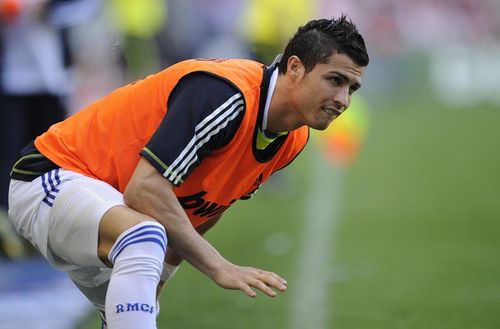 Cele mai mari salarii din fotbal: Cristiano Ronaldo (un milion de euro pe luna) - Lionel Messi (875.000 de euro)