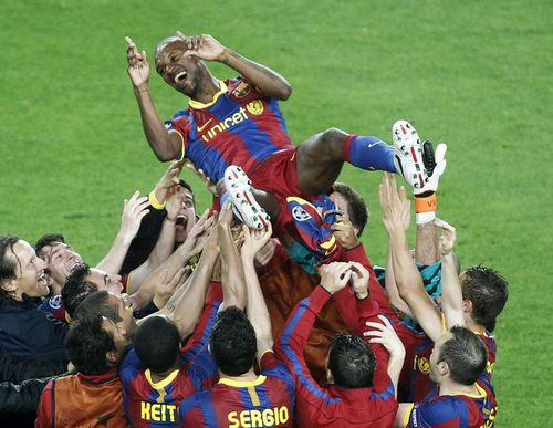 VIDEO Emotionant/ Dupa ce a invins tumoarea la ficat, Abidal a fost primit ca un campion de 95.000 de spectatori