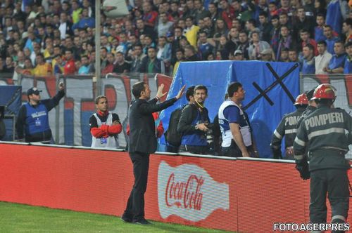 Mihai Stoica, suspendat o luna dupa ce a intrat pe teren in timpul finalei Cupei Romaniei