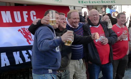 ​FOTOGALERIE Suporterii lui Manchester United pe Lipscani: "Ne place in Bucuresti, berea e ieftina"